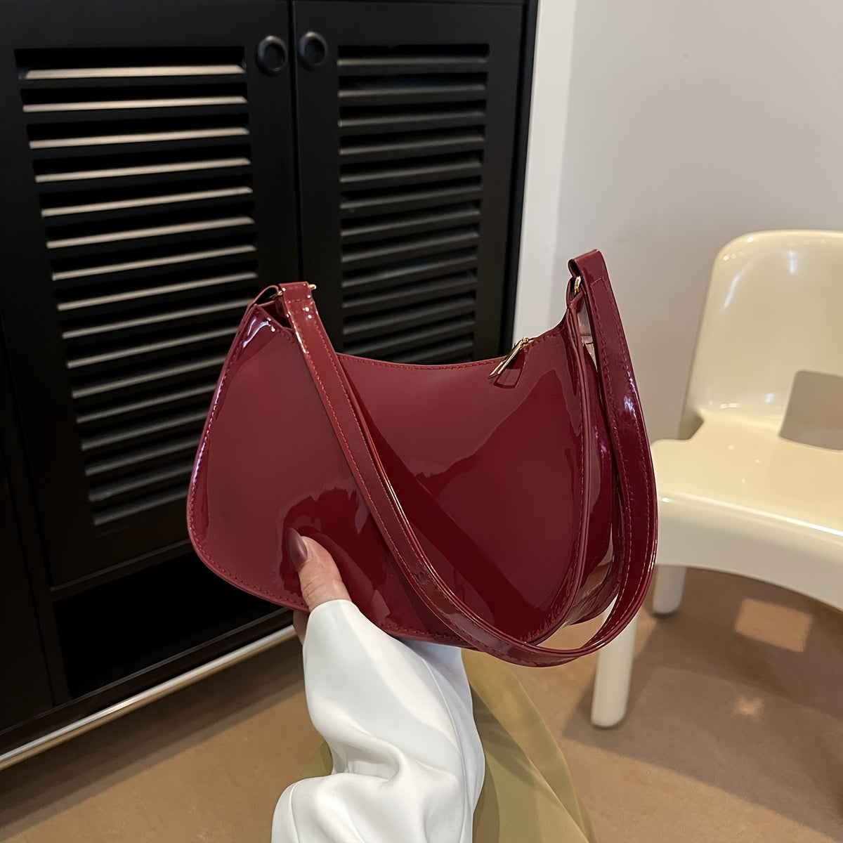 Burgundy minimalistik clutch sumkasi, zip yopilishi va qattiq yelka uzuklari bilan