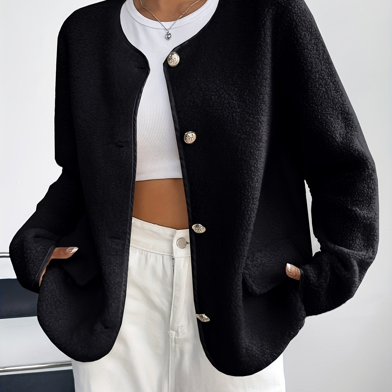 Ayollar uchun zamonaviy qora trikotaj kardigan, dumaloq bo'yin, tugmachali old qismi va uzun yenglari bilan, mashinada yuvish mumkin bo'lgan polyester matodan tayyorlangan. Kuz/qish uchun eng yaxshi, engil kuz tashqi kiyimi sifatida.