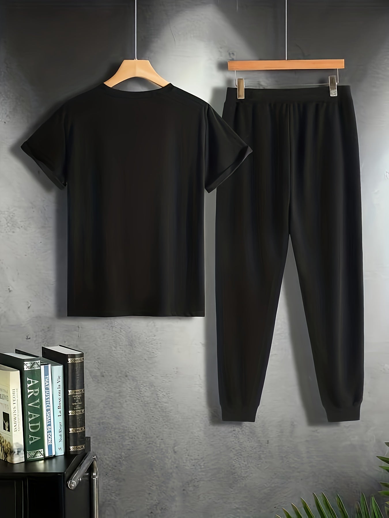 Erkaklar uchun yozgi tasodifiy pijama to'plami, 95% polyester va 5% spandeksdan tayyorlangan, bir rangli polyesterdan yasalgan, krujka bo'yinli, qisqa yengli futbolka va joggerlar.