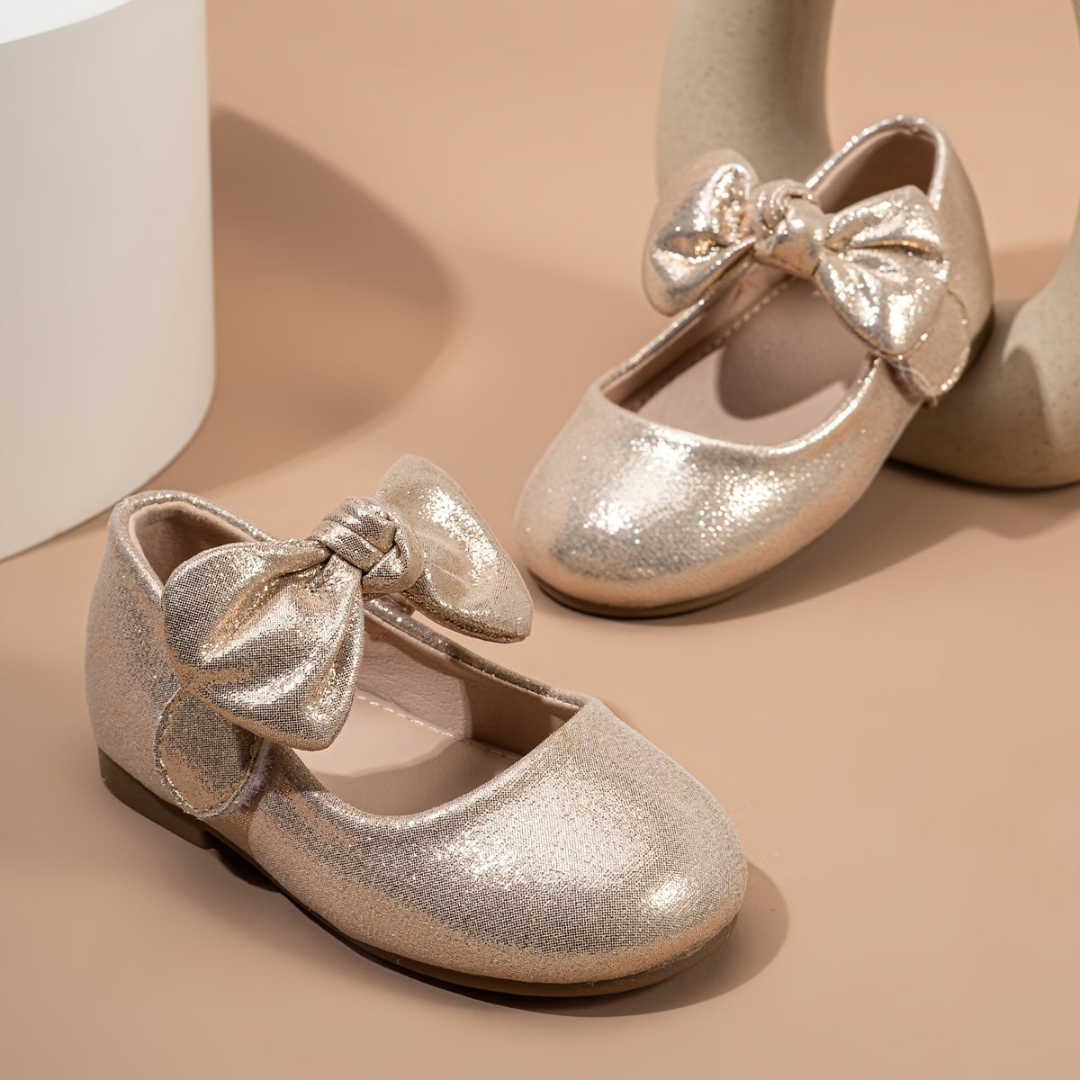 Qizlar uchun zamonaviy kamon tugmachali tekis poyabzal, partiyalar va bayramlar uchun mukammal