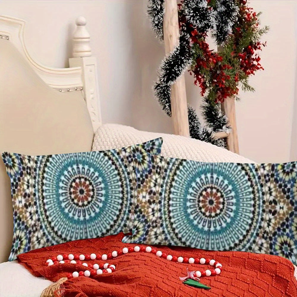 Ikki dona Marokash Zellij san'ati naqshli yostiq qopqog'i to'plami, har biri 30.48x50.8 sm o'lchamda. Divan yoki yotoq xonasi bezatishiga uslub qo'shish uchun mo'ljallangan ikki tomonlama qisqa plush dizayni mavjud.