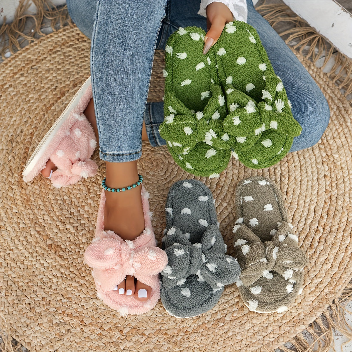 Ayollar uchun polka nuqta bilan bog'langan yumshoq va issiq ichki poyabzal slippers