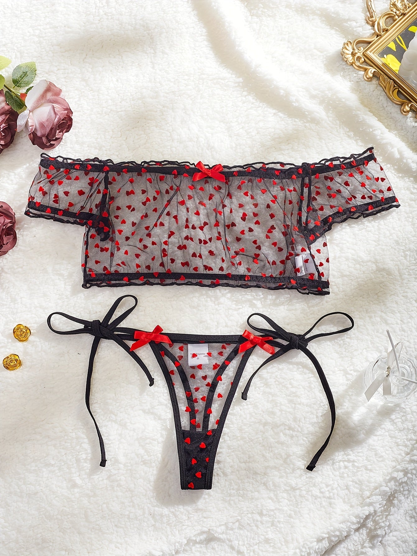 Комплект кружевного белья с сердечками, коротким рукавом и отделкой из рюшей, топ-кроп и стринги.