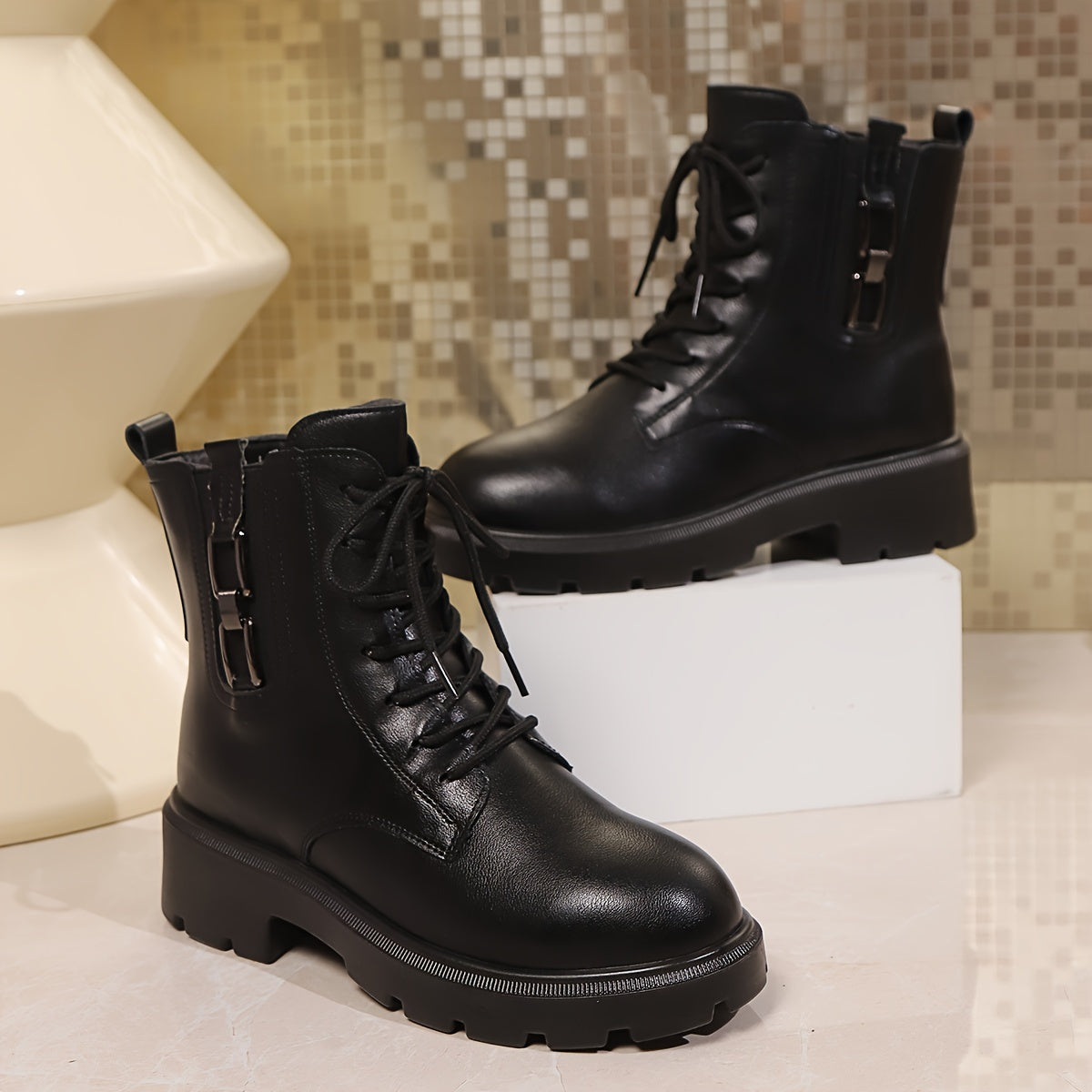 Ayollar uchun qishki sun’iy charmli yopishqoqsiz, oddiy, tizzaga qadar bo‘lgan botinkalar, zippersiz