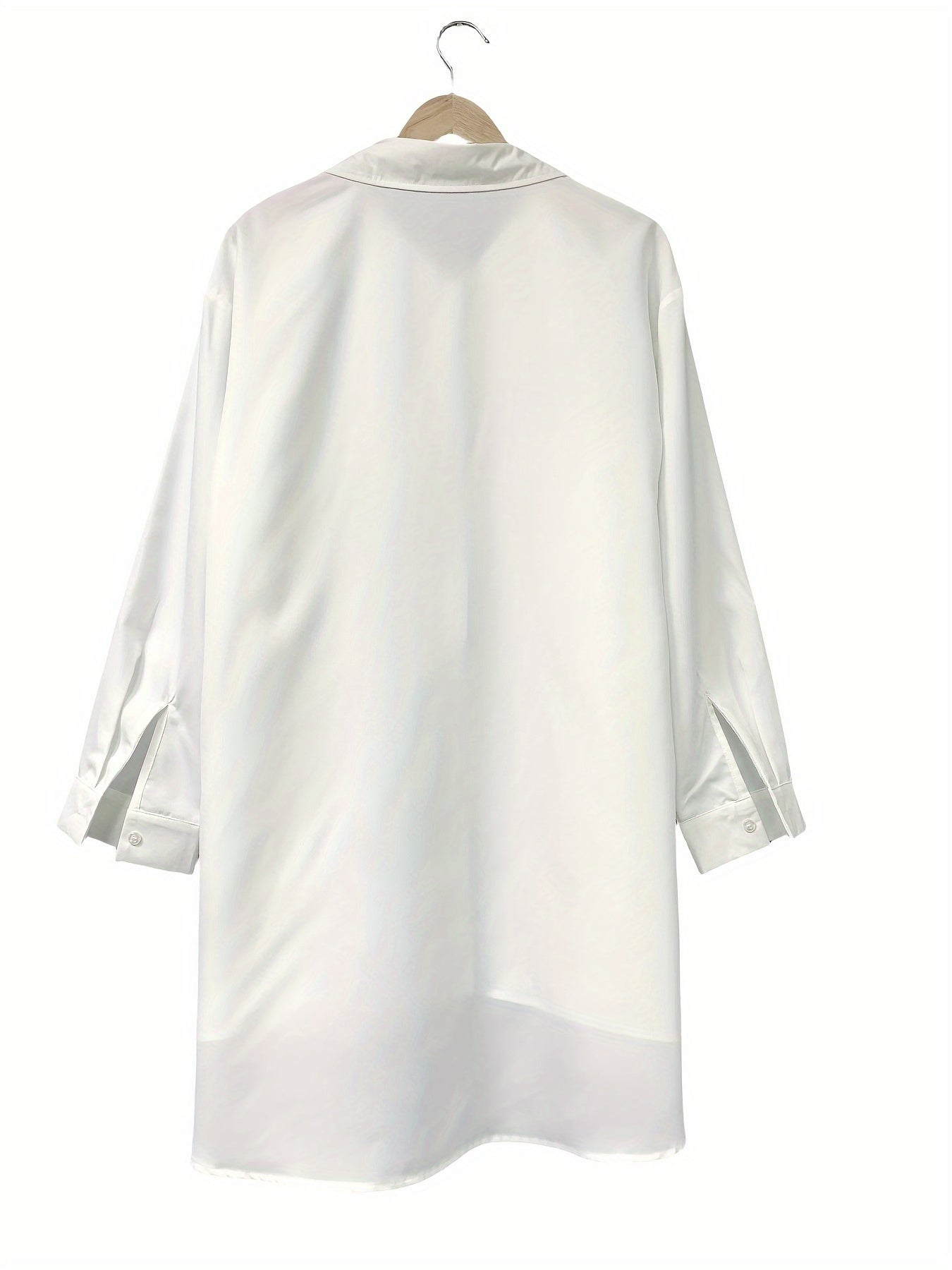 Chic plussayz uzun yengli ko'ylak, chiziqli yaka bilan, yarim shaffof polyester va spandeks aralashmasidan tayyorlangan, mashinada yuvish mumkin.