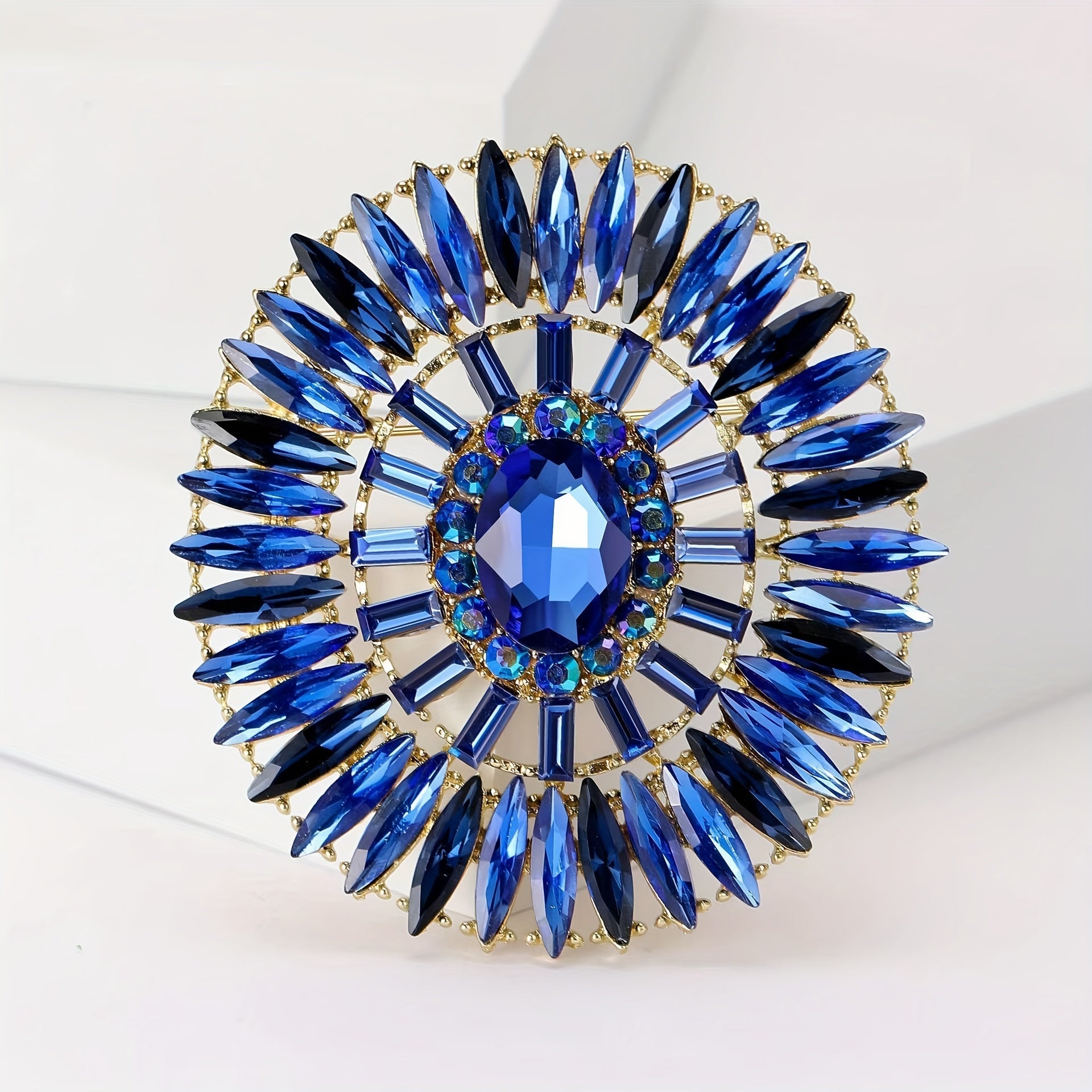 Роскошная красная кристаллическая брошь с маркезитными формами - стильный и уверенный модный аксессуар для женщин