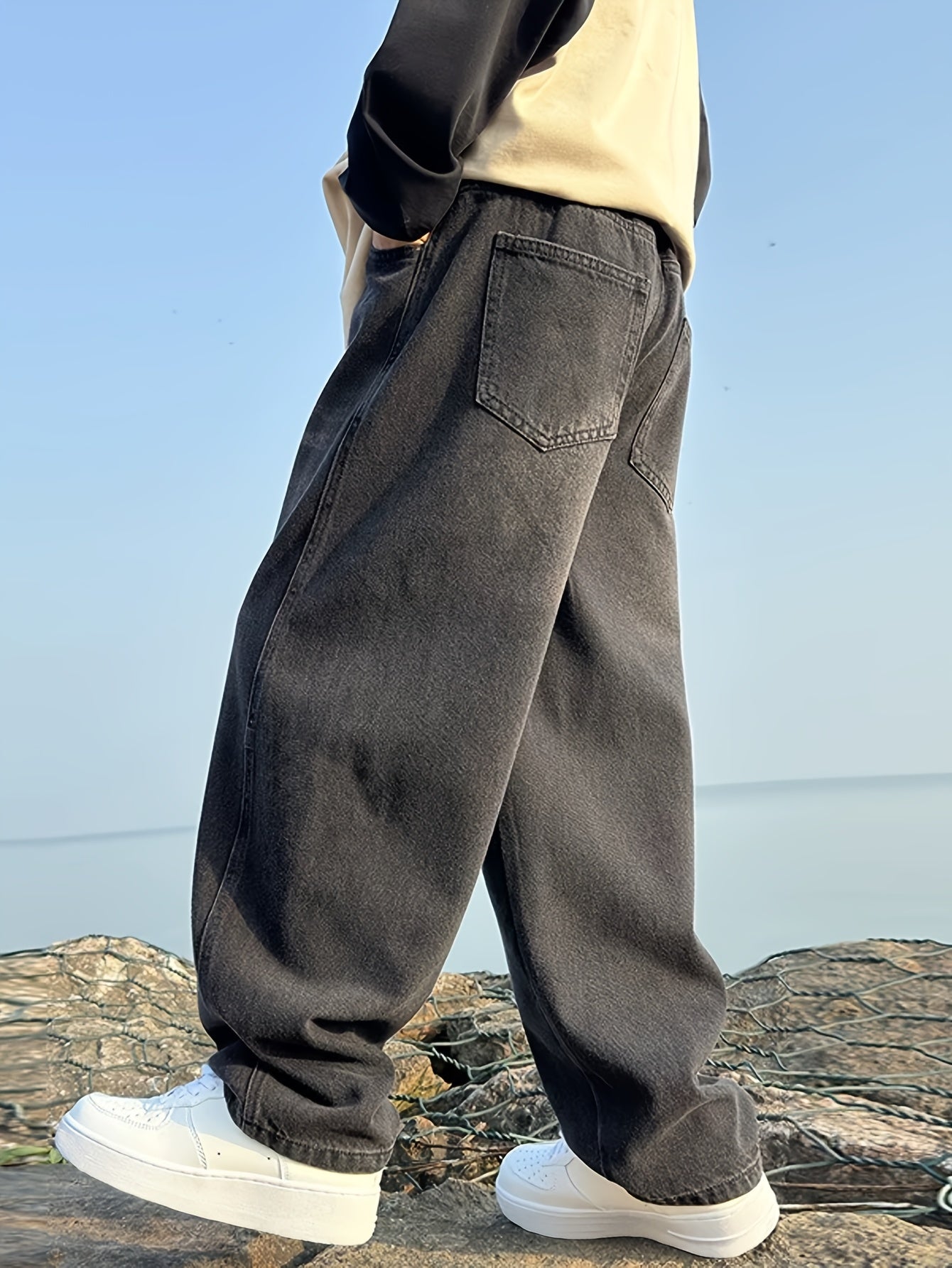 Erkaklar uchun vintage yuqori belga ega, bo'sh kesimli, bir rangli paxta aralashmasidan tayyorlangan, cho'zilmaydigan mato, cho'ntaklar bilan va oddiy uzunlikda.