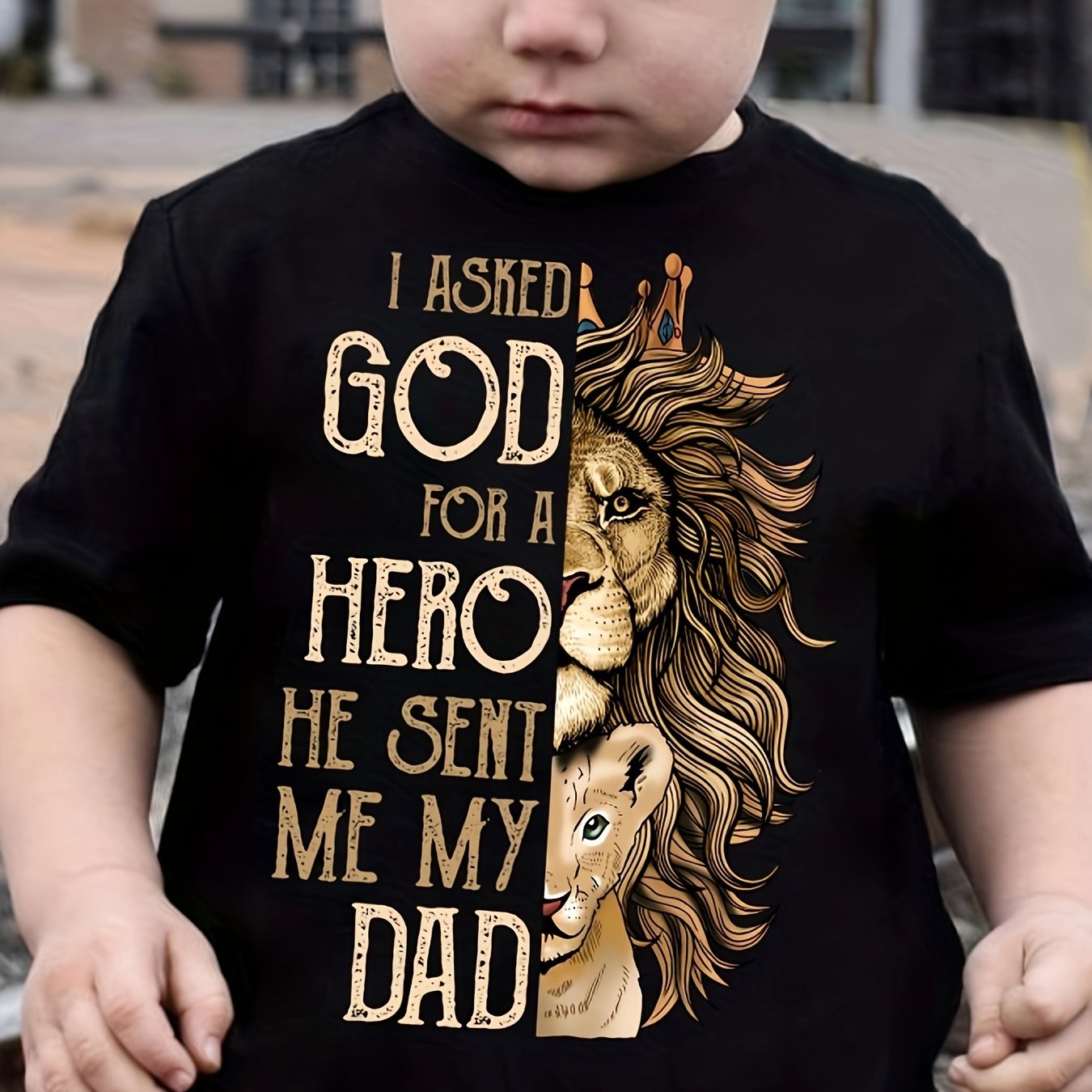 Yigitlar uchun yozgi sher rasmi bilan yozilgan, alfavit naqshli ko'ylak