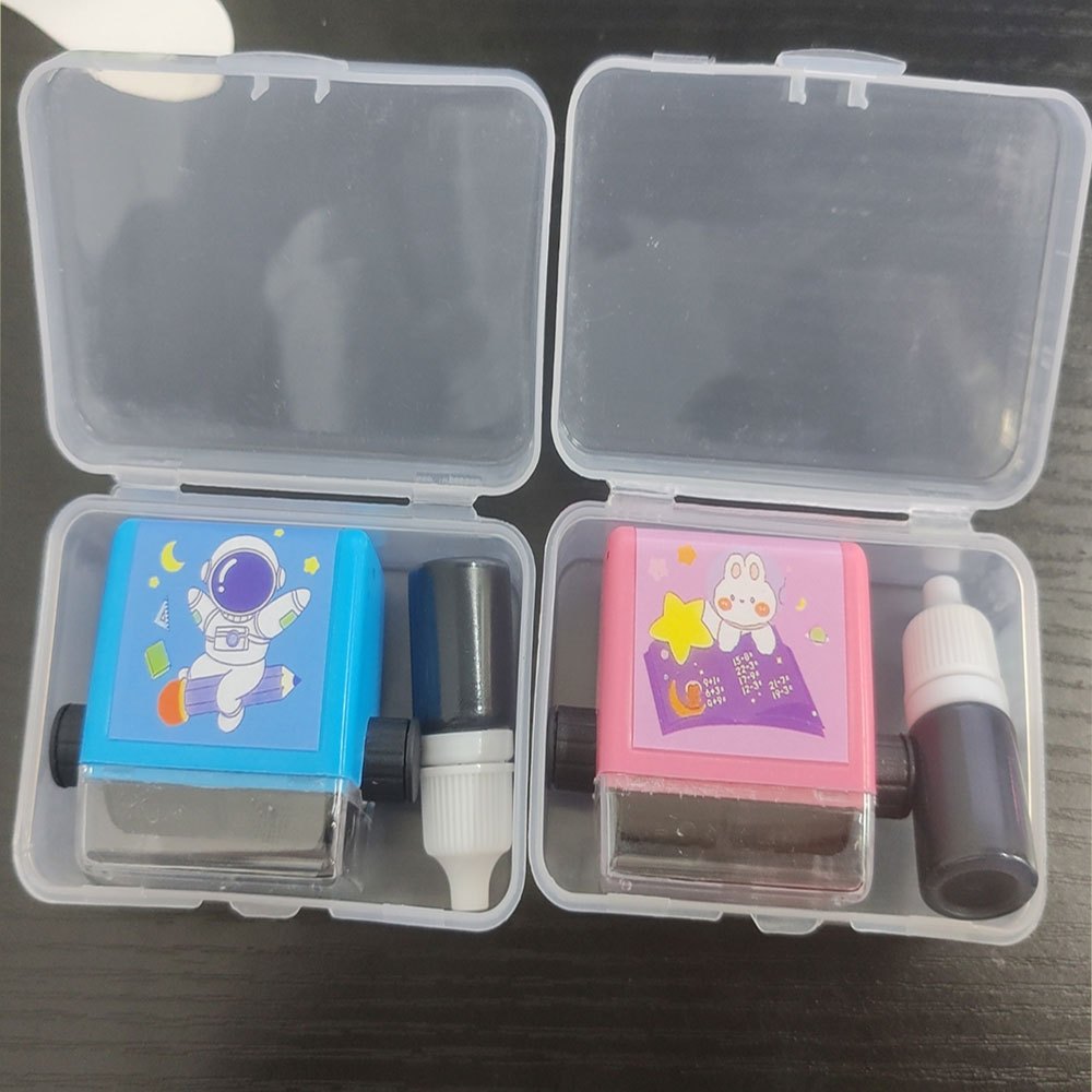 Bolalar, o'qituvchilar va ota-onalar uchun matematik muhrlar to'plami - qayta ishlatiladigan va qizil/ko'k dizaynda ixcham.