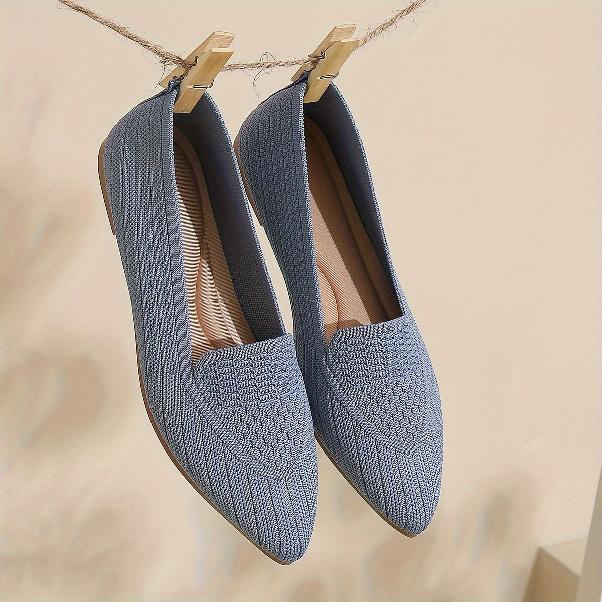 Ayollar uchun mustahkam ranglarda yumshoq, engil to'qilgan tekis poyabzal, nuqtali barmoq va havo o'tkazuvchi dizayn bilan.