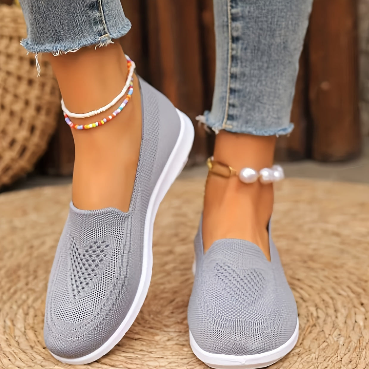 Ayollar uchun slip-on krossovkalari yengil va nafas oladigan, PVC taglik va mato astar bilan. Har mavsum uchun mukammal, bir nechta ranglarda mavjud.