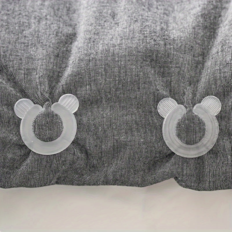 Набор для крепления одеяла, содержащий безигольное крепление, простыню с невидимым фиксирующим пряжкой в углах, одеяло с противоскользящей отделкой, наволочку и одеяло с технологией противобегства.