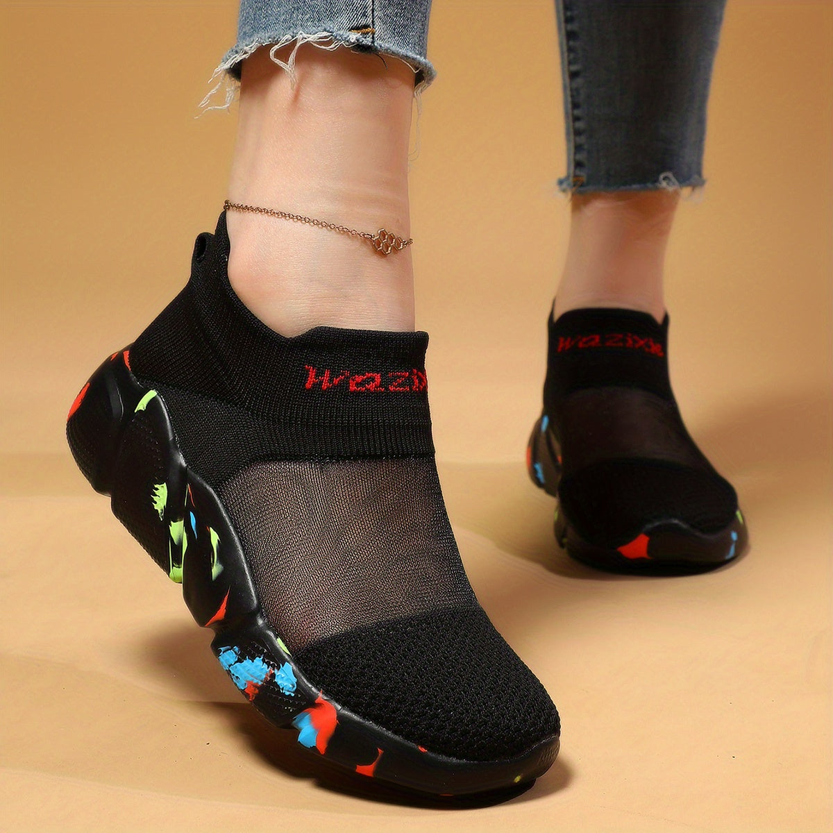 Ayollar uchun engil slip-on krossovkalar, nafas oladigan to'qima materialdan, qora rangda rangli aksentlar bilan, pastki dizayn, dumaloq barmoq, MD taglik, ochiq havoda faoliyatlar uchun ideal.
