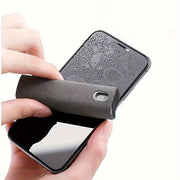 Портативный комплект для чистки экранов телефонов и компьютеров, включает в себя распылитель и инструмент для протирания, а также набор тряпок. Чистящее средство не включено.