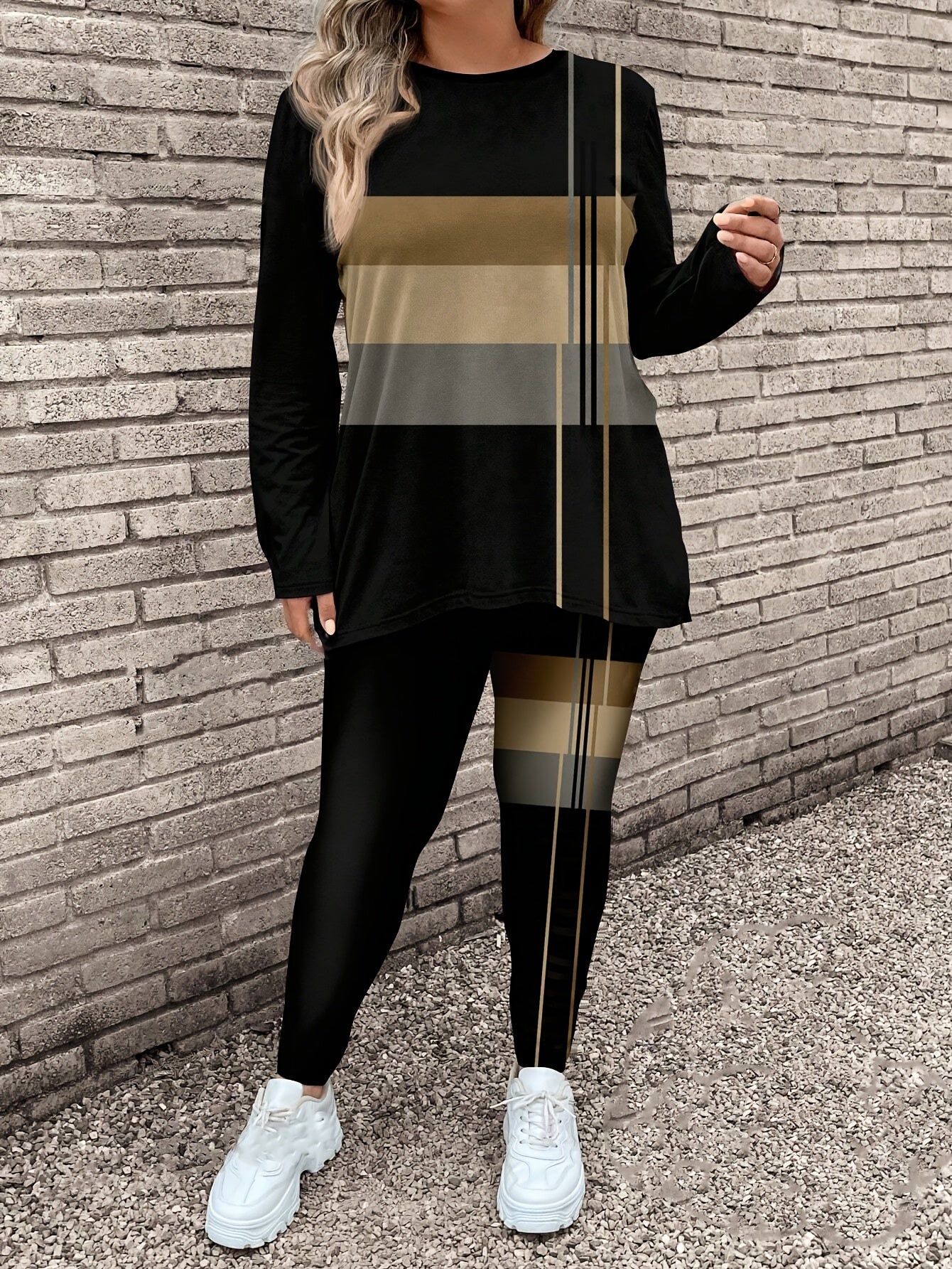 Ayollar uchun chiroyli 2 ta faoliyat kiyimlari to'plami, chiziqli rangli blokli yuqori va qora sport shimlar bilan. Qulay, shaffof bo'lmagan polyester materialdan tayyorlangan. Mashinada yuvish mumkin.