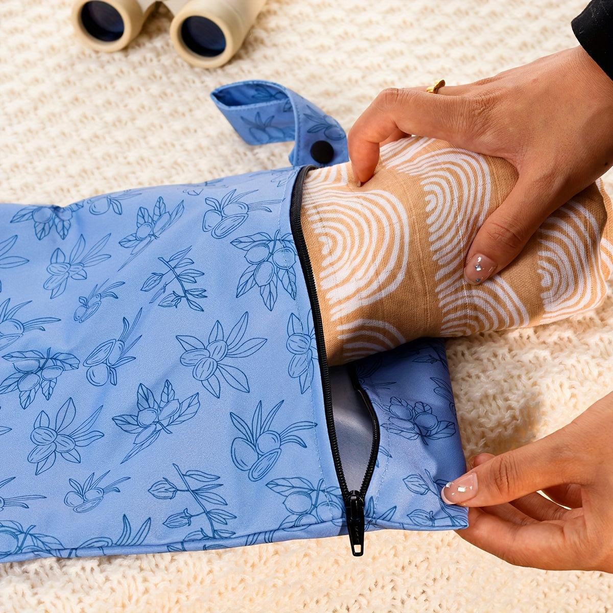 Qayta ishlangan materialdan tayyorlangan, tutqichi bo'lgan suv o'tkazmaydigan pampers sumkasi, ko'p funksiyali dizayni bilan va 2 dona nam-quruq sumkalar bilan birga.