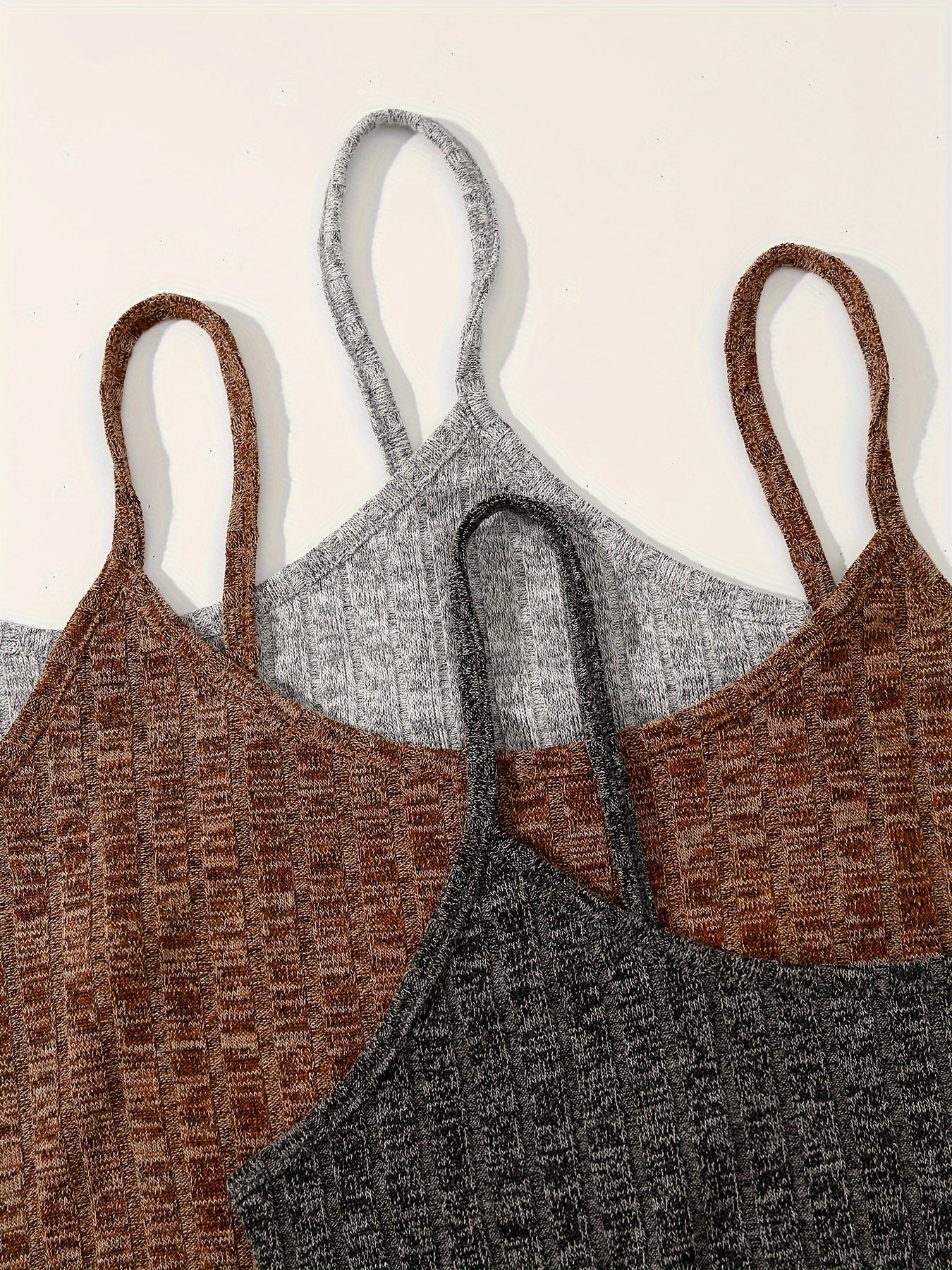 3-компонентный рифленый комплект для отдыха для женщин, включающий повседневный топ без спинки и шорты на шнуровке.