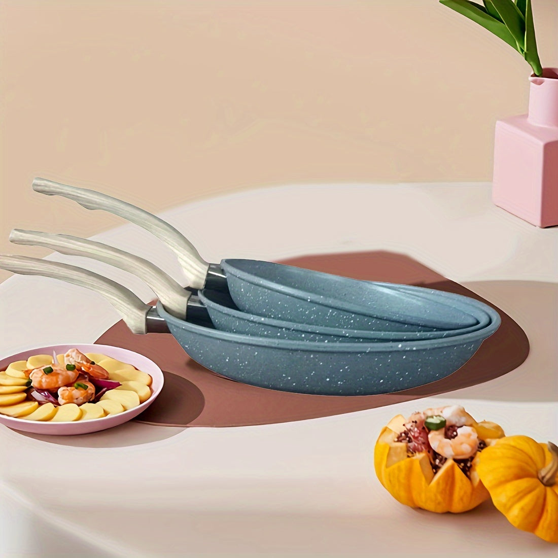 Qora, kulrang va bej rangdagi uchta yopishqoq bo'lmagan quyma temir qozonlar to'plami. Yog'och tutqichlari mavjud va induksiya va gaz pechlari bilan mos keladi. Tozalash oson, va idish yuvish mashinasida yuvish mumkin. Mukammal oshxona pishirish to'plami.