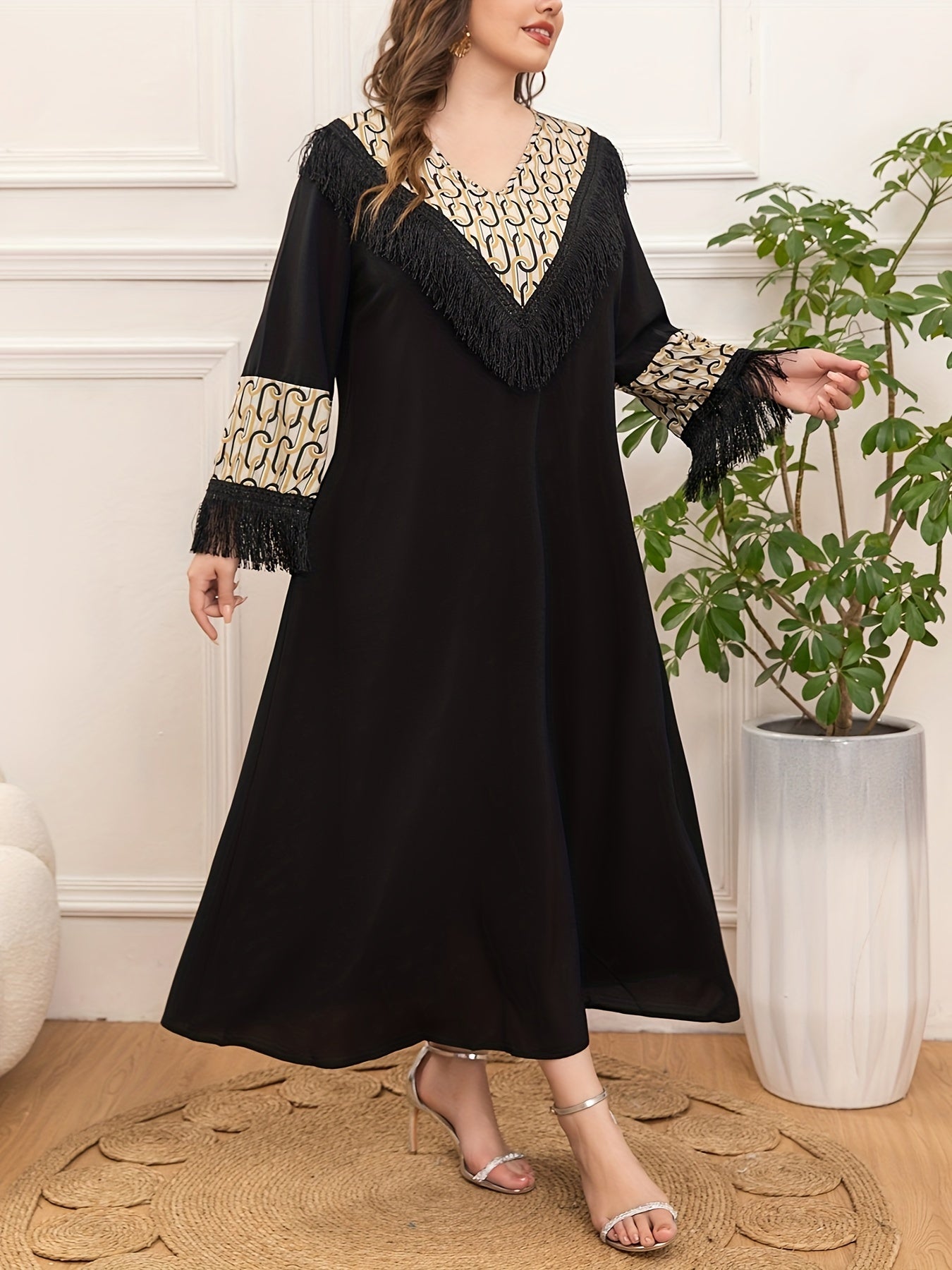 Plus o'lcham ayollar uchun V-yonoqli tassel kiyi qora geometrik bosma barcha mavsum uchun