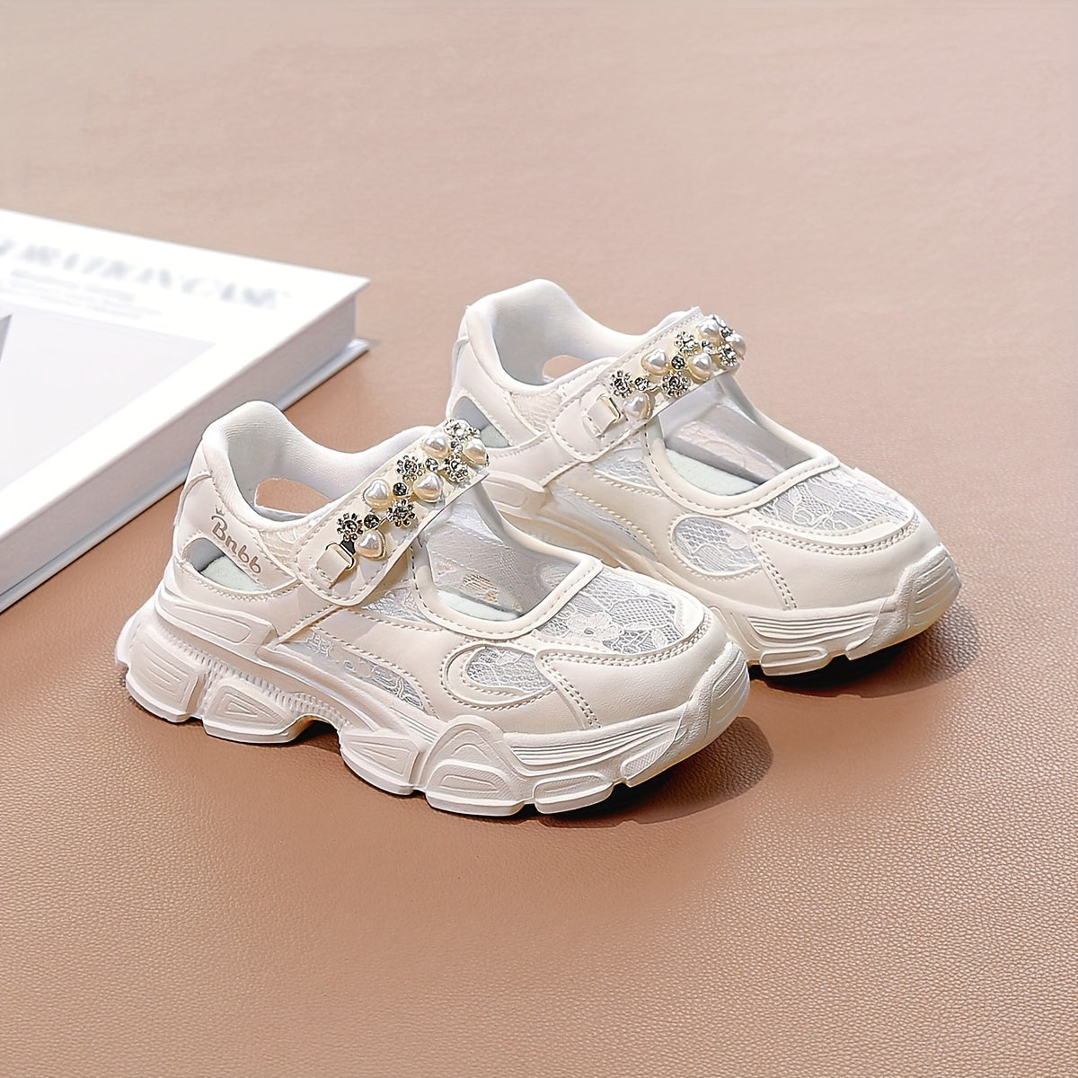 "Девочковые туфли лета 2024 года имеют дышащую толстую подошву и однослойный сетчатый дизайн."