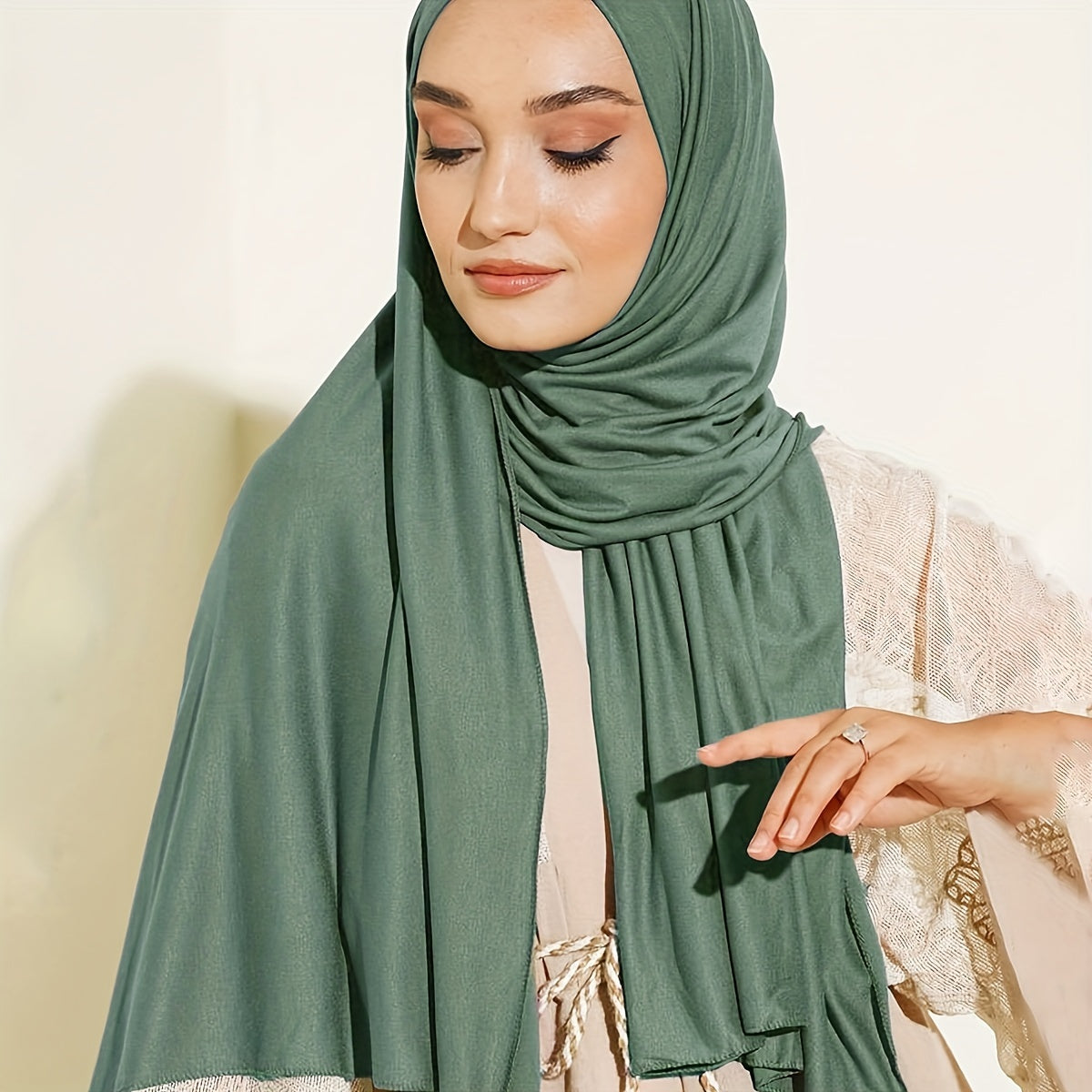 Ayollar uchun yuqori sifatli bir rangli polyester sharf, barcha fasllar va tadbirlar uchun mos, Ramazon uchun qulay.