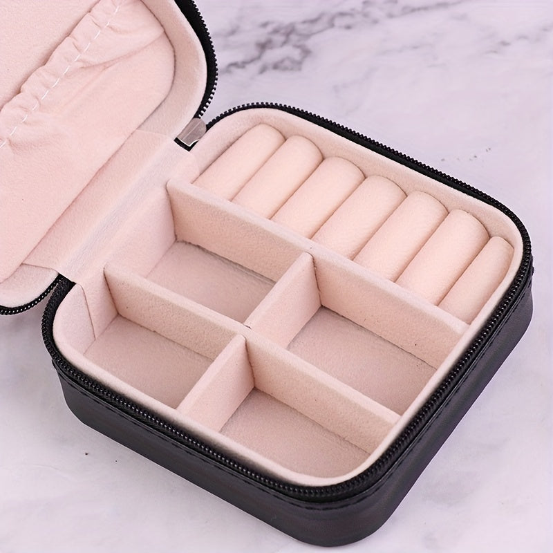 Ko‘p rangli kvadratli zargarlik buyumlarini tashkil etuvchi quti sayohat uchun taqinchoqlar, uzuklar, bilaguzuklar, sirg‘alar uchun
