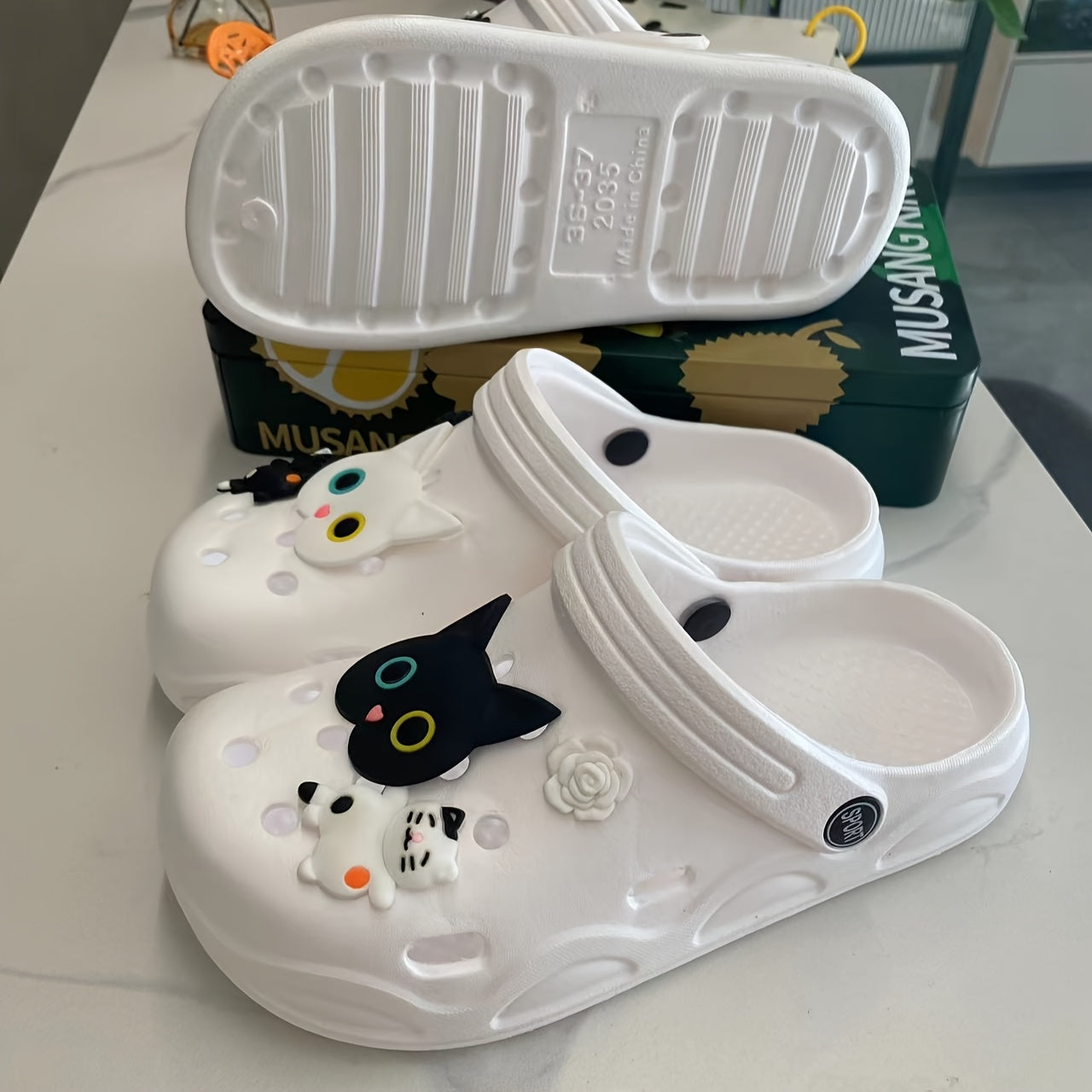 Женские пляжные туфли с милыми кошачьими украшениями, изготовленные из EVA-материала с нескользящей подошвой. Идеально подходят для пляжа, сада и домашней носки. Отличная идея для подарка на праздник. (Аксессуары не включены)