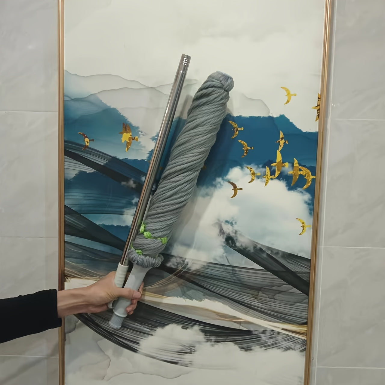 Yuqori singdiruvchi mikroto'qima mop, uzun tutqichi bilan - Oson siqish dizayni mavjud va qo'lda yuvilishi mumkin. Oshxonalar, hammomlar va plitka va yog'och pollarda foydalanish uchun mos. Mustahkam va uzoq muddatli tozalash asbobi.