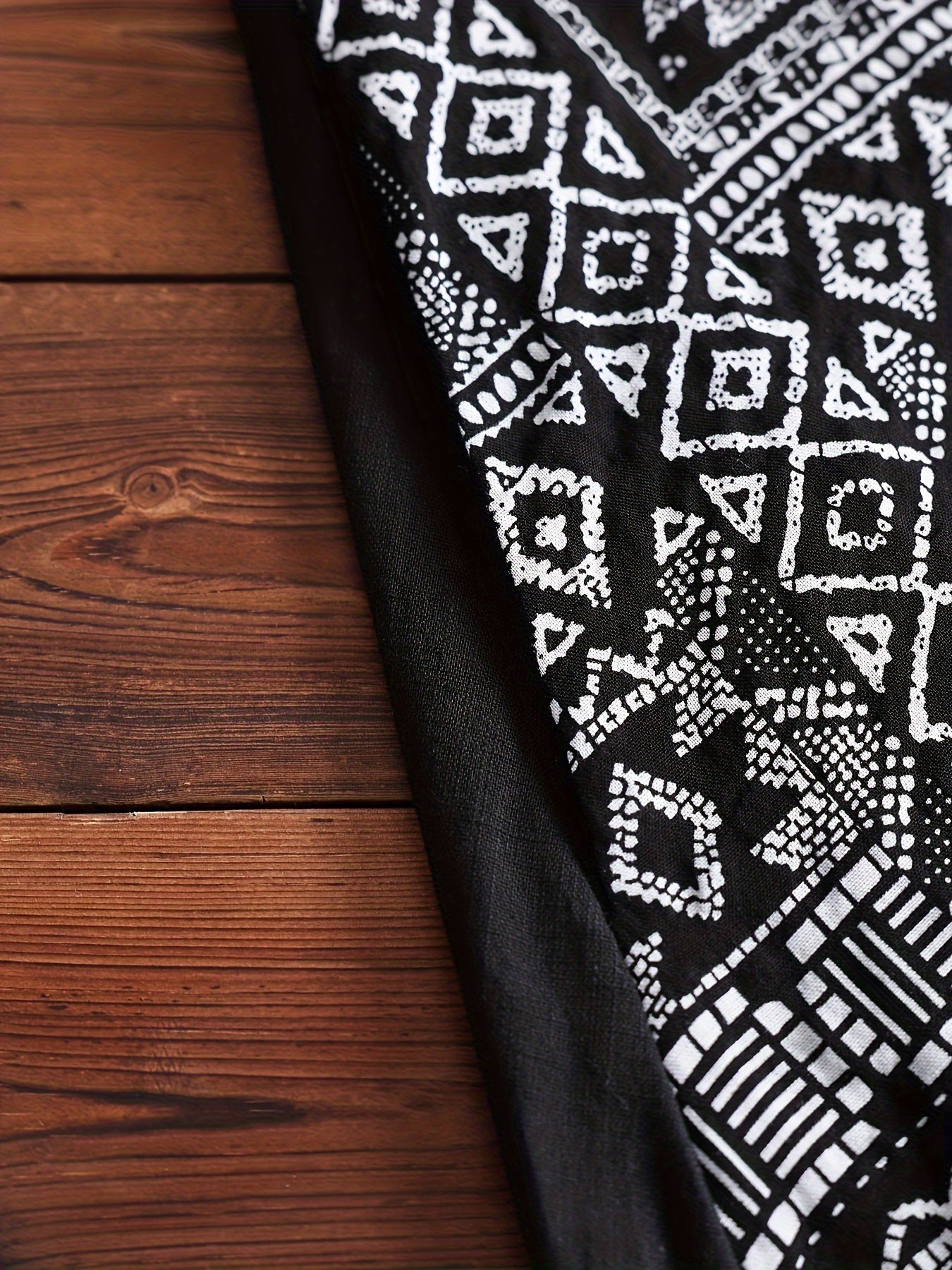 Платье из геометрического принта с заплатками из рами с короткими рукавами и круглым вырезом