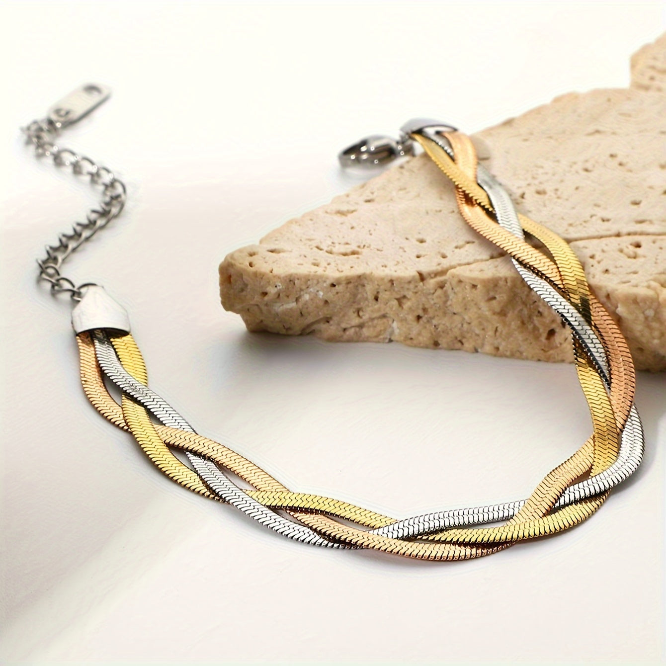 Bir dona zanjir va bir dona bilaguzuk to'plami zanglamas po'latdan tayyorlangan, retro hip hop uslubini o'z ichiga oladi, ayollar uchun noyob va zamonaviy sovg'a sifatida mukammal.