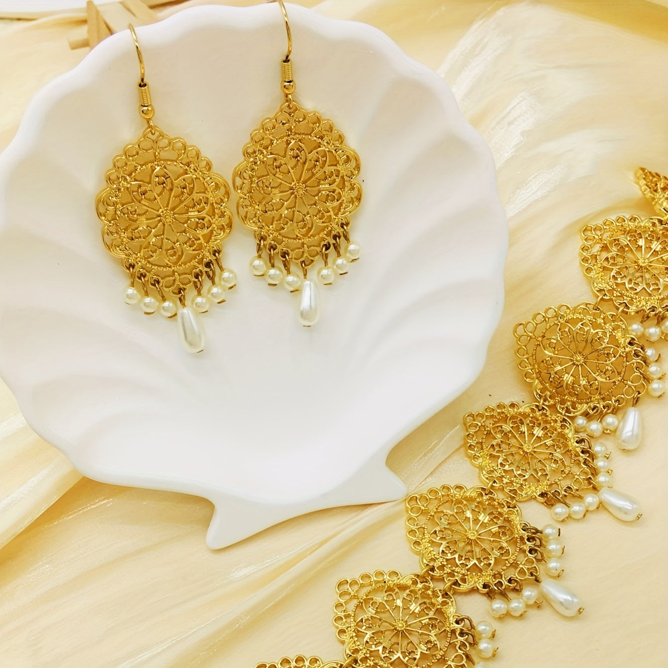 Zamonaviy Hind ilhomlangan zargarlik to'plami: 3-dona oltin rangli marjon va sirg'alar, marvarid tomchilari bilan bezatilgan, har kuni va to'ylar, Eid bayramlari kabi maxsus tadbirlar uchun ideal.