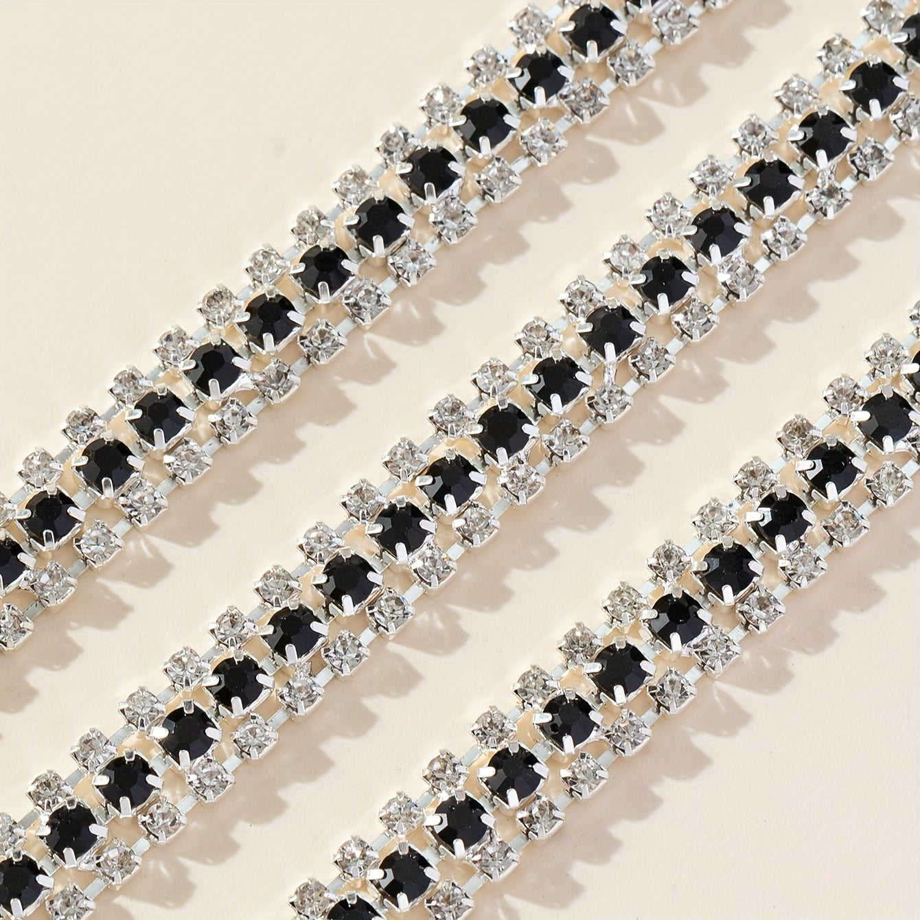 Ushbu 90 sm uzunlikdagi ko'p rangli rhinestone zanjiri 8# va 16# o'lchamdagi uch qator to'plardan iborat. Bu poyabzal, kiyim, sovg'a qutilari va turli DIY loyihalariga porloq qo'shish uchun mukammaldir.