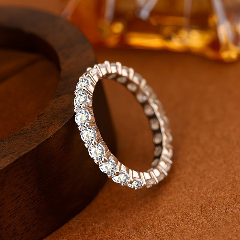 Sleek S925 Sterling Silver Geometrik To'y Halqasi Sintetik Kubik Zirconiya bilan, Juftlar uchun Mukammal, Aprel Tug'ilgan Kuni To'pi, Kundalik Kiymak Uchun Ideal.