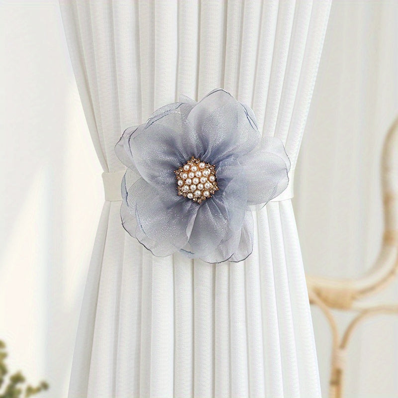 Uyingizning dekoriga nafislik qo'shing, bu go'zal 3D gullar dizayniga ega Magnit Pardalar Bog'ichlari bilan. Yuqori sifatli polyester lentadan tayyorlangan, u yotoqxona yoki yashash xonangizdagi pardalarni ushlab turish uchun mukammaldir.