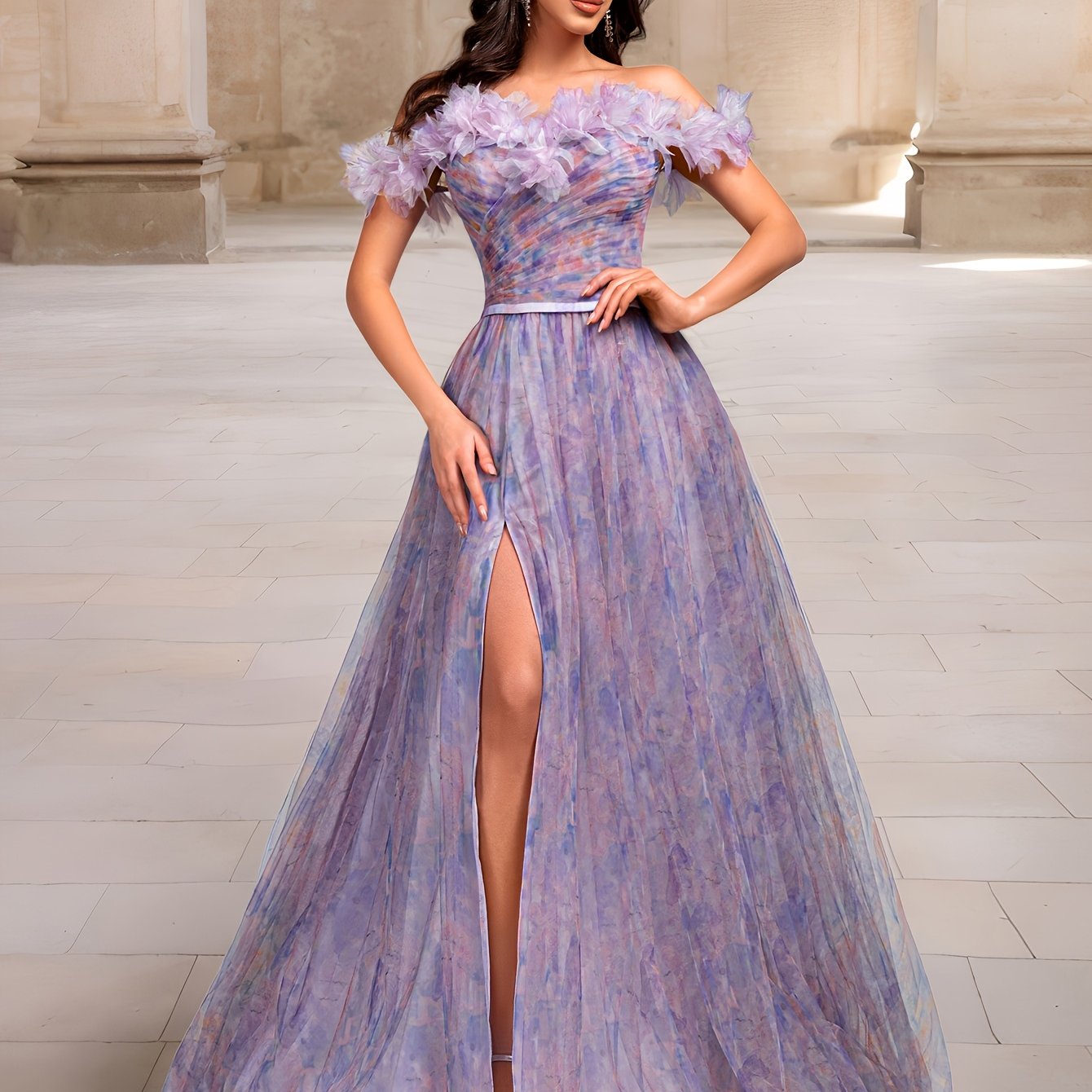 Ajoyib binafsha rangli gullar bilan bezatilgan yelka ochiq kechki libos, polyester tülidan tayyorlangan, yuqori belga ega va to'liq uzunlikda, yuqori qismida yirtilgan kesim bilan rasmiy tadbirlar uchun.