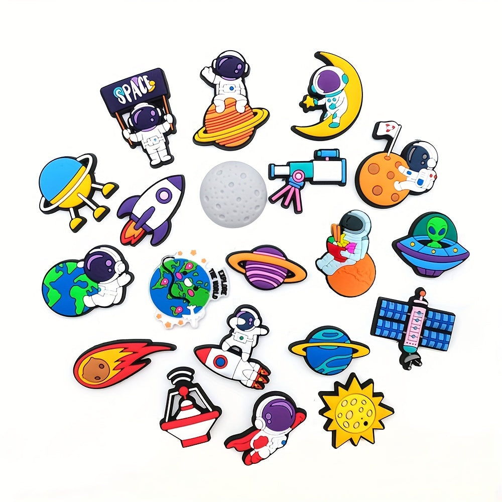20 dona kosmik kosmonavt poyabzal charm'lari Saturn va Yerni tasvirlovchi o‘yinchoq dekoratsiyalari