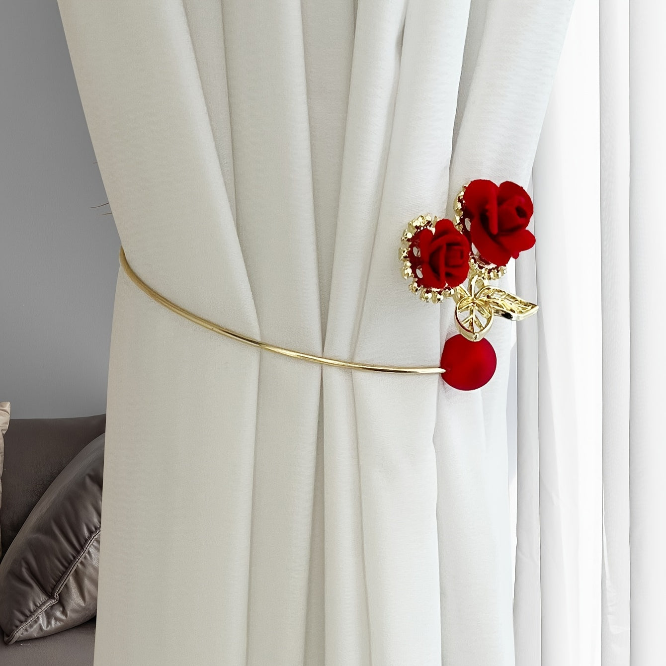 Флоральный держатель для штор в гламурном стиле на 1 шт. - С дизайном из красной розы и жемчуга, выполненный из сплавного металла - Не требует сверления, идеален для декора окон, подчеркивающий аксессуар для штор.