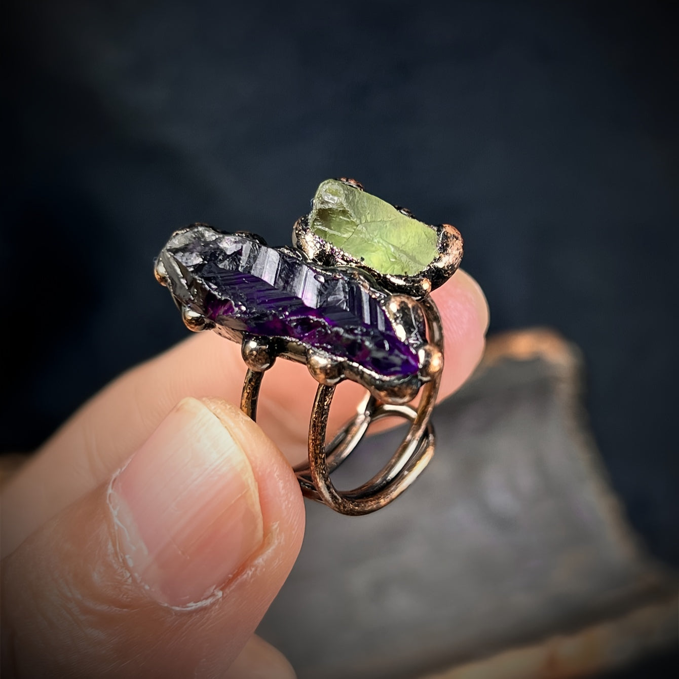 Vintage uzuk tabiiy kristal inlay bilan. To'siq shakli va rangi noyob va noaniq, erkaklar va ayollar uchun mos. Har kuni kiyimlar uchun mukammal.