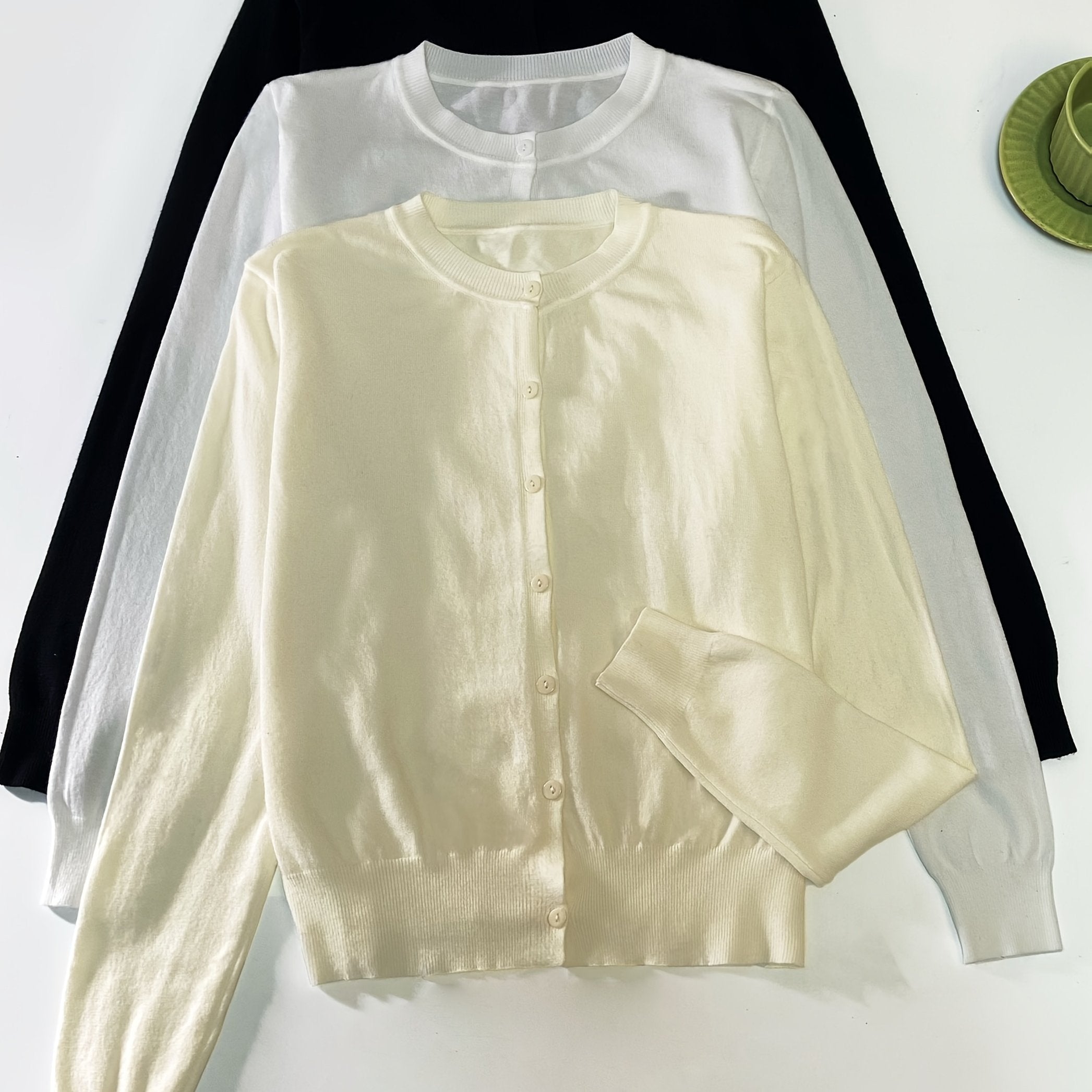 Ochiq ko'krakli sviter to'plami, maqsadli uslubda, 3 ta qismdan iborat.