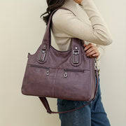 Ayollar uchun katta sig'imli yelka sumkasi, bir nechta zipli bo'limlari, suv o'tkazmaydigan dizayni va turli ranglarda mavjud. Sayohat va har kuni foydalanish uchun mukammal. Xavfsiz va ko'p funksiyali.