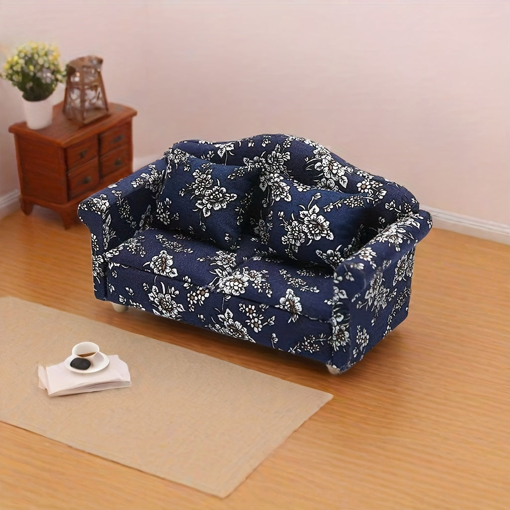 Красивый небольшой диванчик с синим цветочным узором, изготовленный вручную из дерева — уникальный предмет мебели, идеально подходящий для создания непринужденной атмосферы и преподносимый в качестве особого подарка.