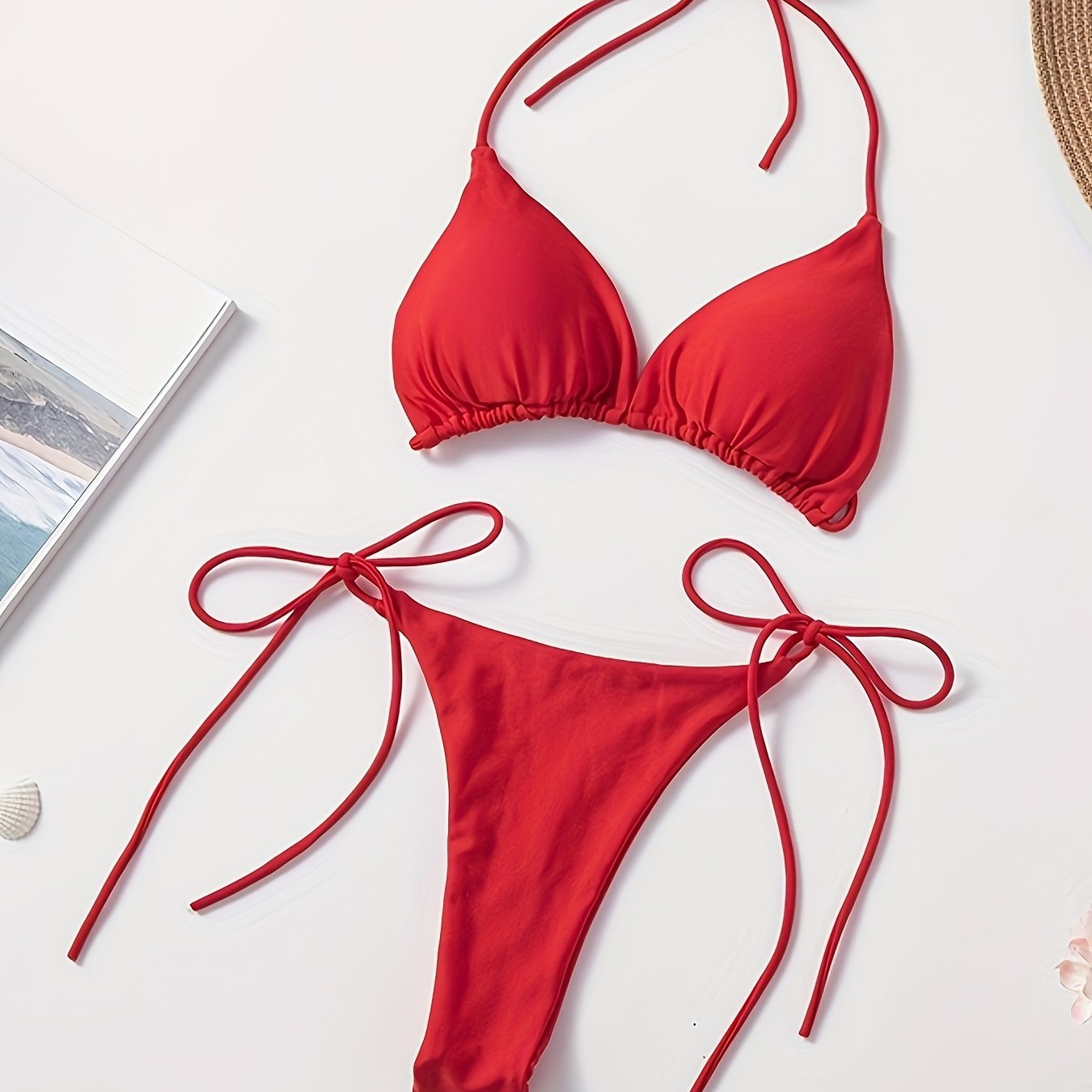 Женский двухпредметный купальник с бюстгальтером на завязках и V-образными плавками.
