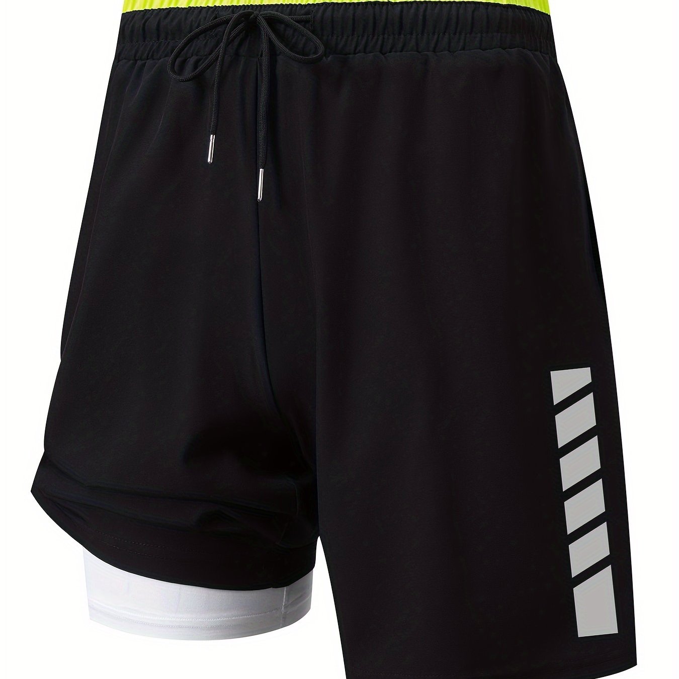 Katta va baland erkaklar uchun yozda kiyish uchun mo'ljallangan plus o'lchamdagi ochiq sport shortlari.