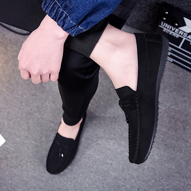 Erkaklar uchun qora kanvas slip-on loafers, tassel detali, kauchuk taglik va barcha mavsumlar uchun mato astar. Zamonaviy va qulay kanvas poyabzal.