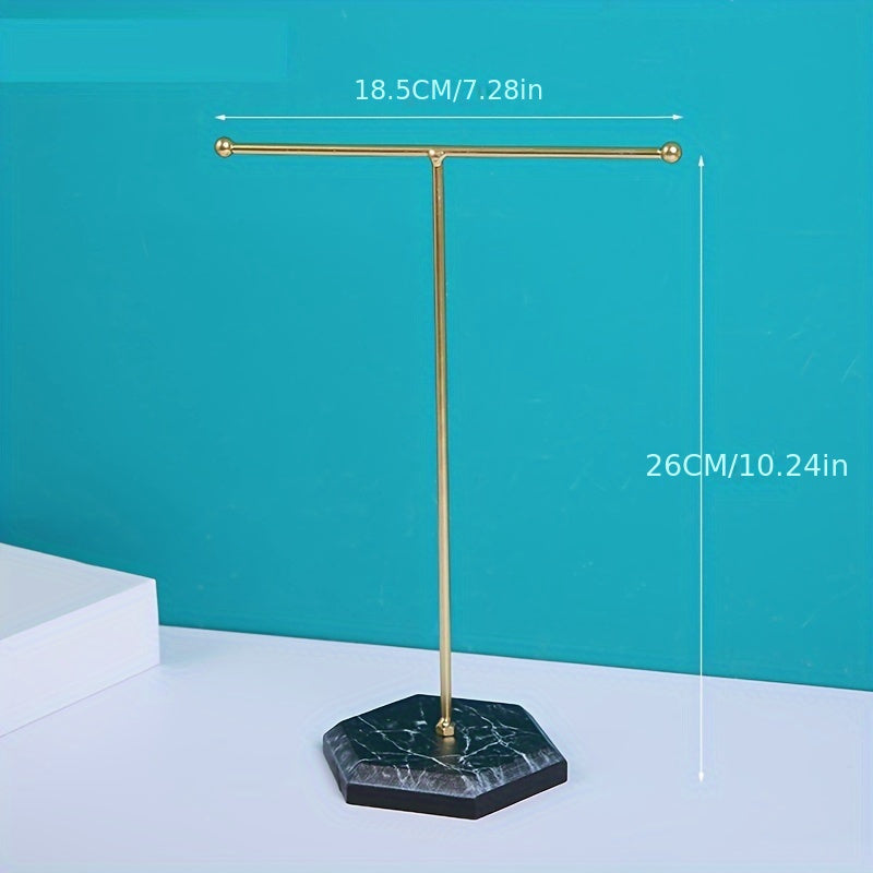 Oltin T-shaklidagi zargarlik buyumlarini tashkil etuvchi rack, uzuklar, marjonlar, taqinchoqlar va bilakuzuklar uchun