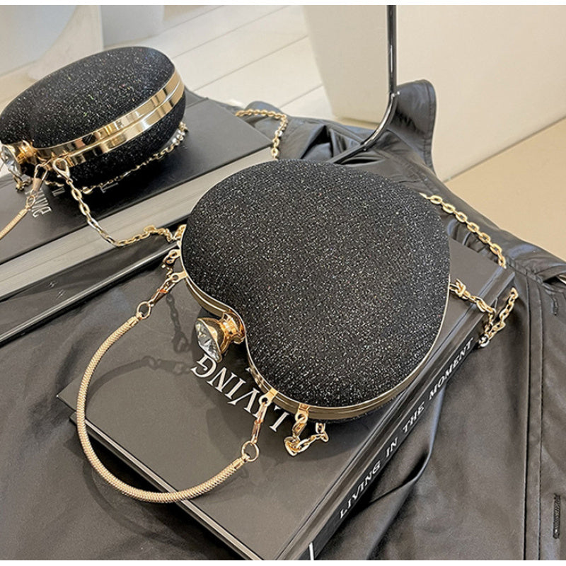 Ayollar uchun zamonaviy qora kesma sumka, porloq zanjir, yurak shakli, metall bezaklar, tugmachali yopiq, partiya, to'y, uchrashuv uchun.