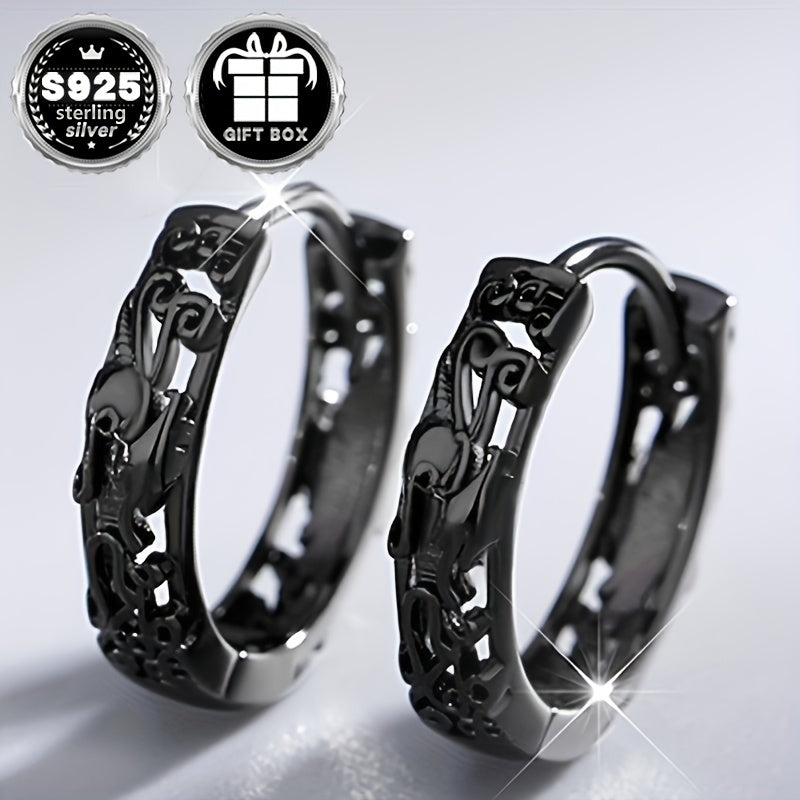 "Ajdaho Zodiak Teksturalangan Halqa Sirg'alar, Gippoallergen S925 Sterling Kumushdan tayyorlangan, Bo'sh dizayni bilan san'atkorona etnik Xitoy totemini o'z ichiga oladi. Uniseks uslubi, 2.9g/0.1oz og'irlikdagi yengil quloq zargarligi."