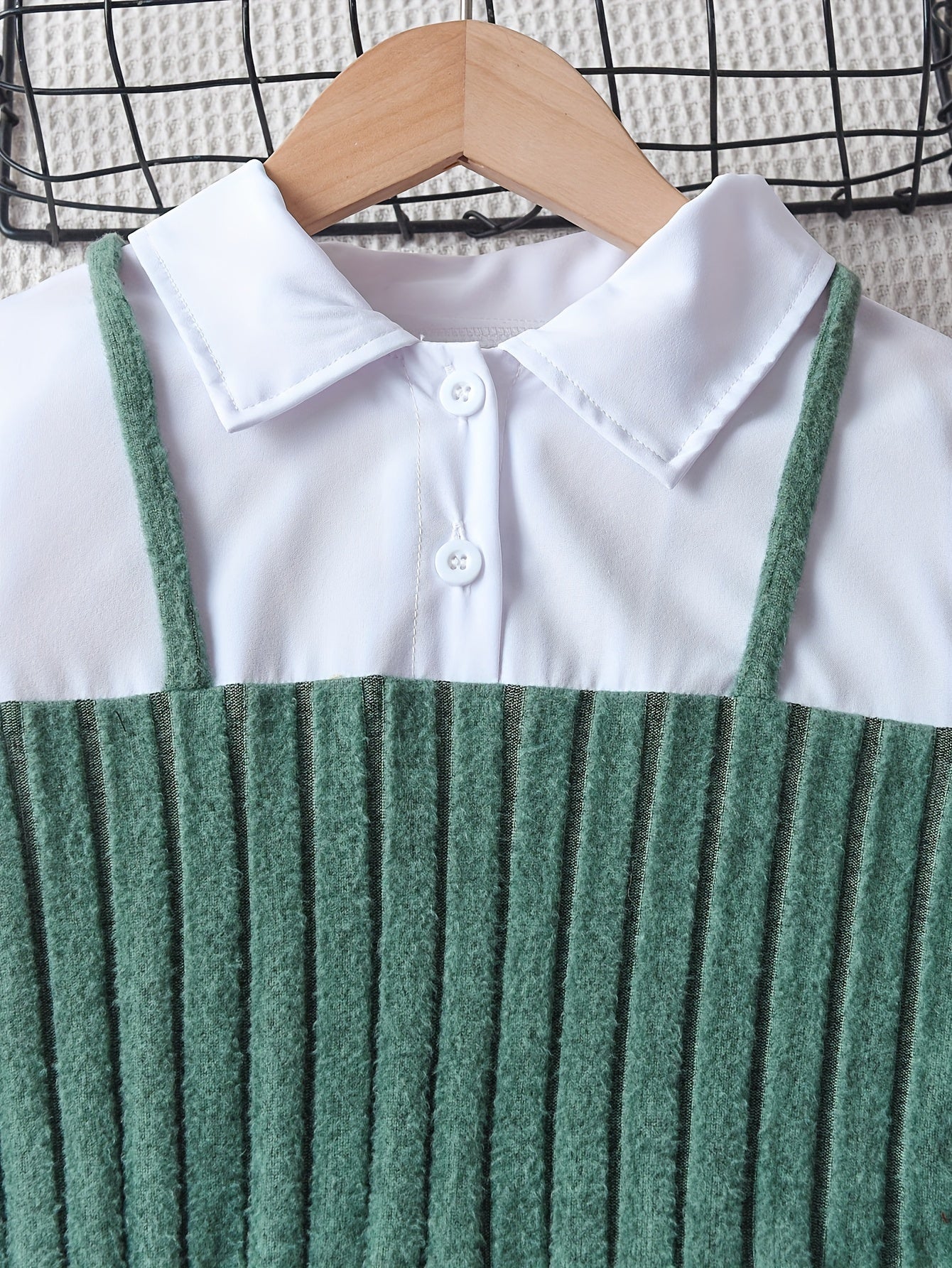 Qizlar uchun 2-qismli zamonaviy kiyim: Uzun yengli bir rangli bluzka va kesish dizayni, tor shimlar bilan birga. Bahor va kuzda ochiq havoda faoliyatlar uchun mukammal.