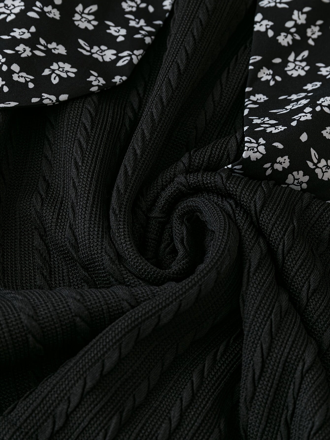 Qulupnay bog'ichli, ruffle qirralari va pastki qismi bilan qora va oq rangdagi zamonaviy uzun qo'lqopli ko'ylak, cho'ziluvchan polyester aralashmasidan tayyorlangan. Har qanday faslga mos keladi.