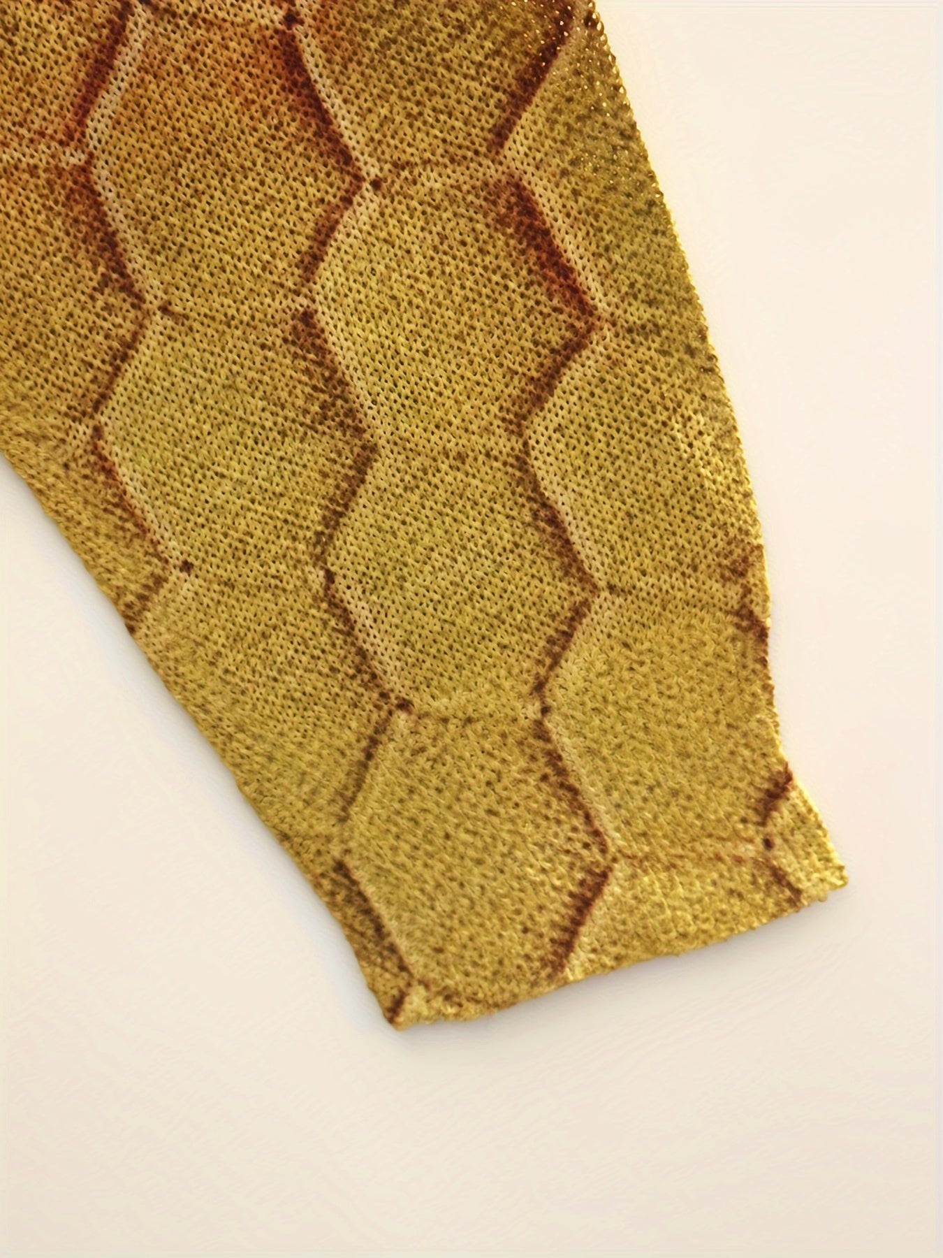 Plus-Size Women's Bee Print Lightweight Sweater Round Neck Pullover with Ribbed Detail